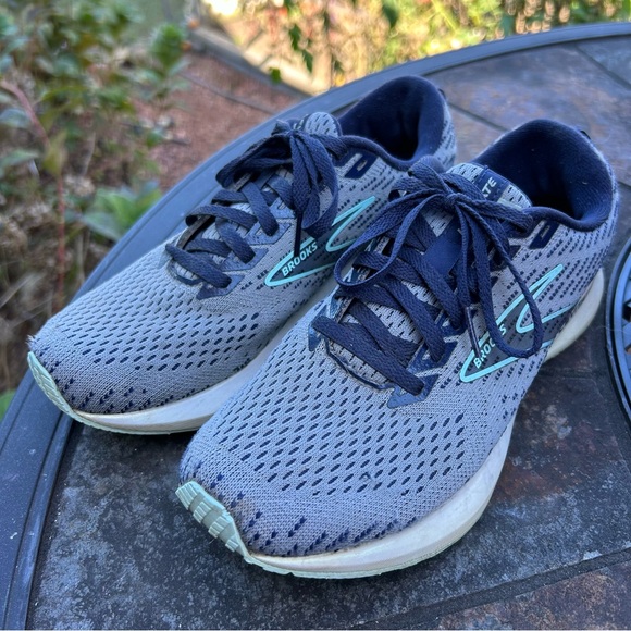 Women’s Brooks Levitate Blue and Gray Running Shoes - Picture 3 of 9